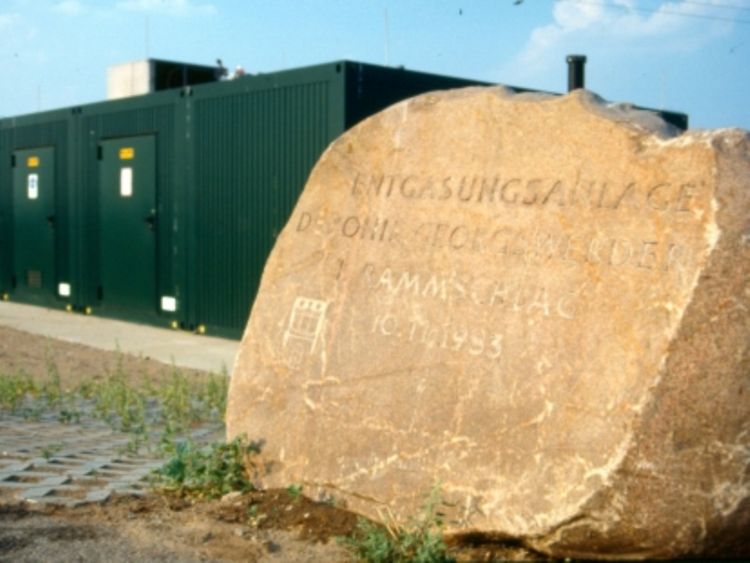  großer Stein mit der Aufschrift: "Entgasungsanlage Deponie Georgswerder 10.11.(1993/1983/1996/1986)