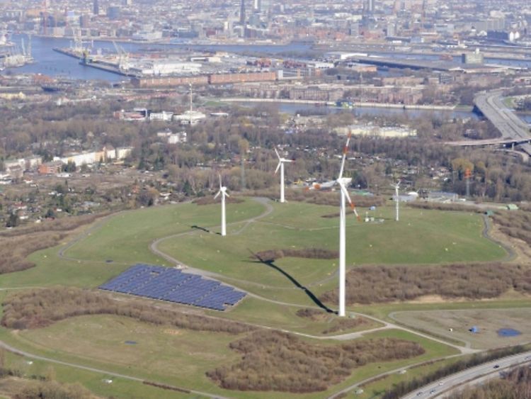  Luftaufnahme Energieberg Georgswerder Photovoltaikanlage und Windkraftanlagen sind zusehen
