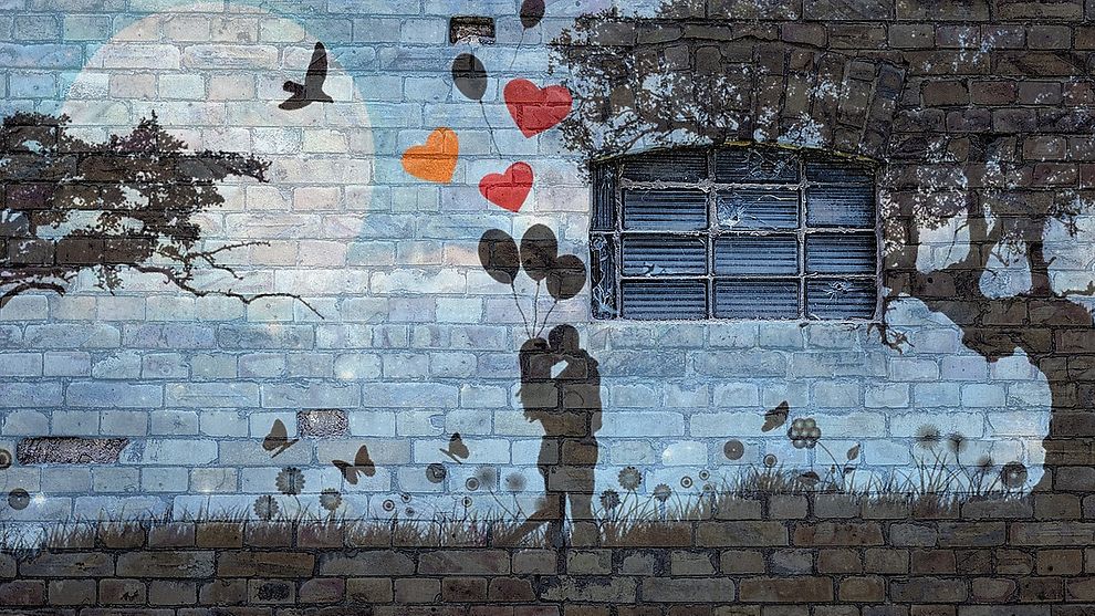 Graffiti mit Liebespaar an Hauswand