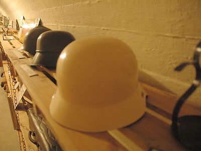  Andenken: Helme aus dem Zweiten Weltkrieg im Bunkermuseum Hamm