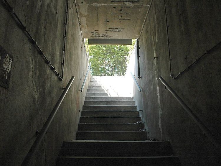  Die Treppe führt hinaus aus dem Röhrenbunker an der Tarpenbekstraße ans Tageslicht.