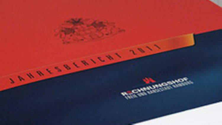  Stapel von Jahresberichten 2011 auf Schreibtisch