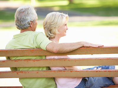  Senioren auf einer Parkbank