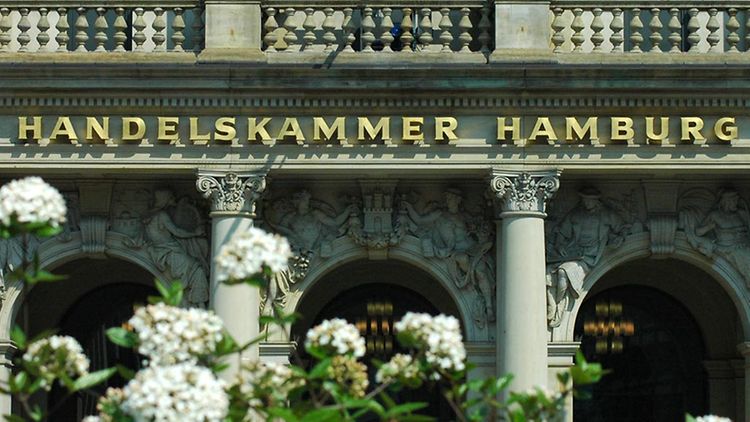  Goldener Schriftzug „Handelskammer Hamburg“ über dem Eingang