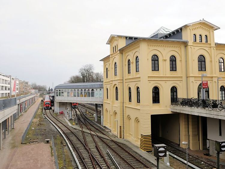  Blick auf die Gleise des Bahnhofs in Blankenese