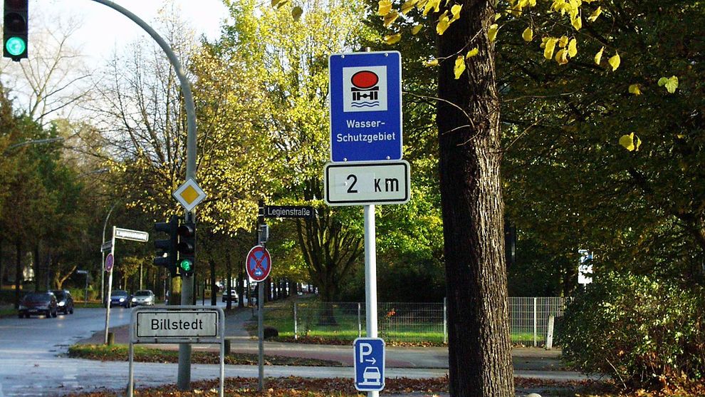  Straßenszene mit Verkehrschild "Wasserschutzgebiet" und Ortsteilschild "Billstedt" 