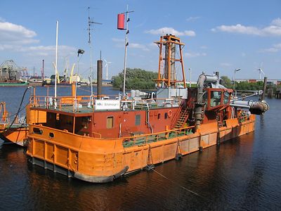  Arbeitsschiff: Saugbagger zur Sedimententnahme