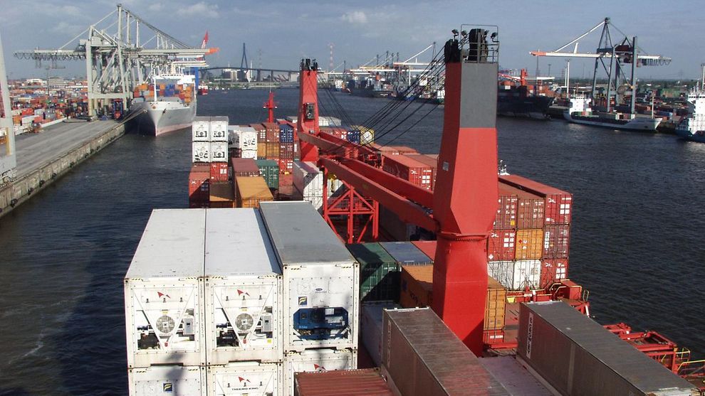 Auflösung Freihafen: Fahrerloser Container-Transporter im Hafen