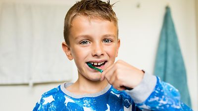  Junge beim Zähneputzen
