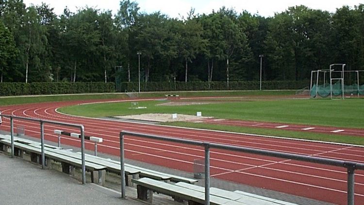  Sportplatz mit Leichtathletik-Anlagen (Jahnkampfbahn im Hamburger Stadtpark)