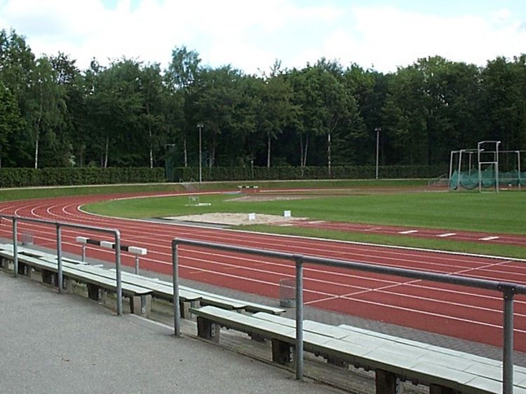  Sportplatz mit Leichtathletik-Anlagen (Jahnkampfbahn im Hamburger Stadtpark)