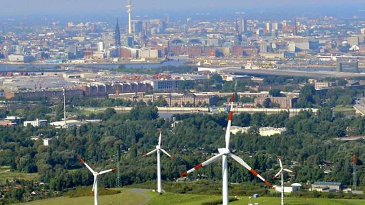  Blick auf Hamburg über Berg mit Windkraftanlage