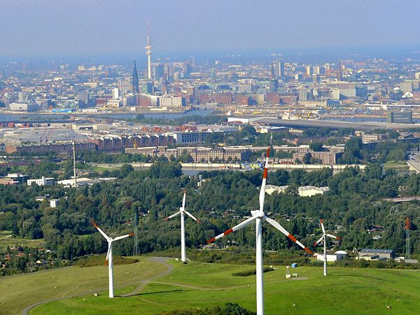 Blick auf Hamburg über Berg mit Windkraftanlage