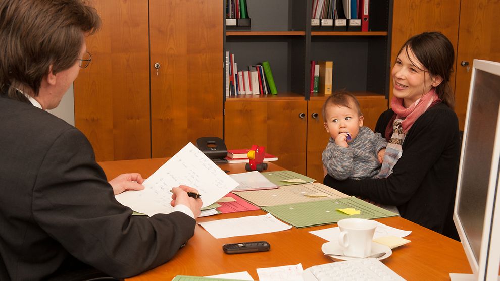 Büro-Besprechung mit Kind