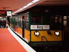  Bilder: Fahrt in historischer U-Bahn