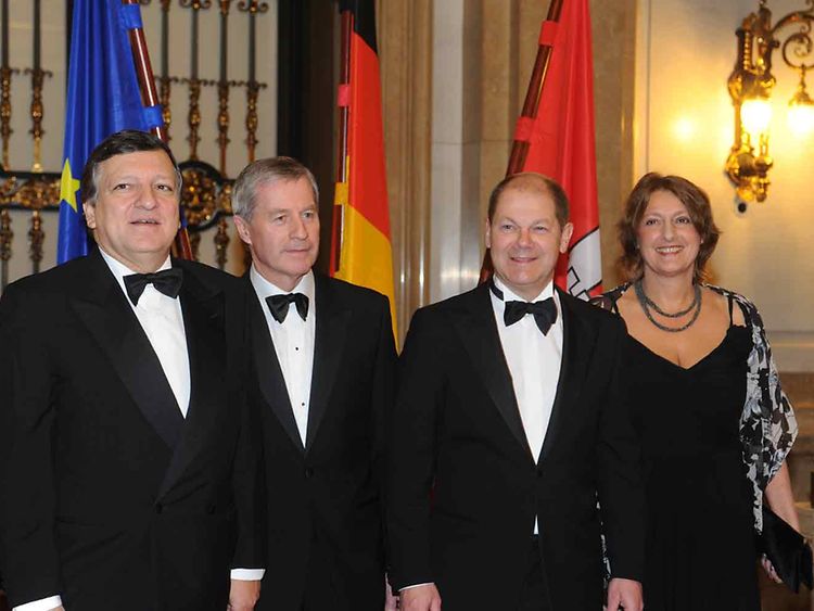  Auf dem Spiegel des Hamburger Rathauses (von links nach rechts): José Manuel Barroso, Präsident der EU-Kommission, Jürgen Fitschen, Vorstandsmitglied der Deutschen Bank, und Bürgermeister Olaf Scholz 