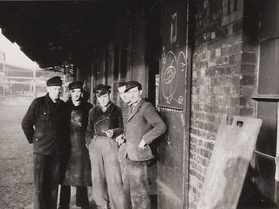  Der Güterversandschuppen an der Harkortstraße. Gutannehmer (Magnus Sam), Gutannehmer (Willi Ziehn) und die Güterbodenarbeiter in den 1960er Jahren.