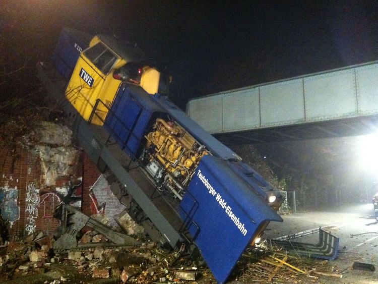  Am 10.11.2011 gegen 03.20 Uhr entgleistet ein Güterzug einer privaten Eisenbahngesellschaft auf der strecke zwischen Maschen und Allermöhe. Die Lokomotive stürzte einen Bahndamm herunter und kam ansch