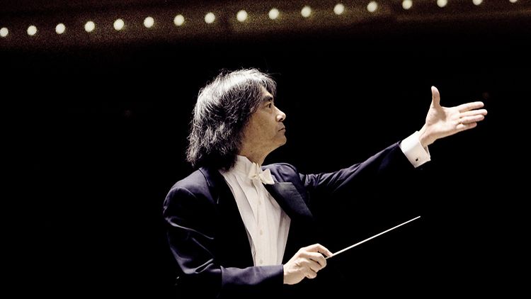  Der Dirigent Kent Nagano hält seinen Taktstock