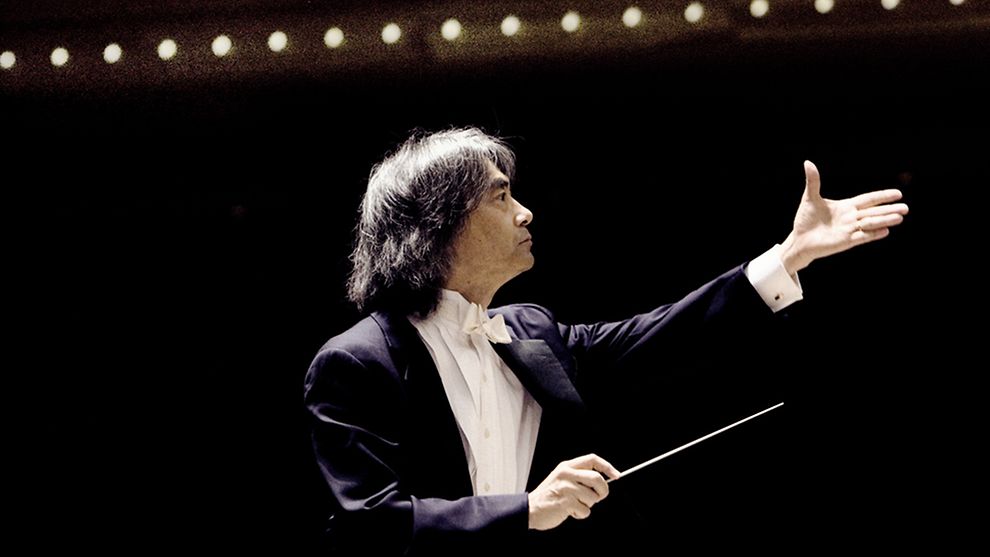 Der Dirigent Kent Nagano hält seinen Taktstock
