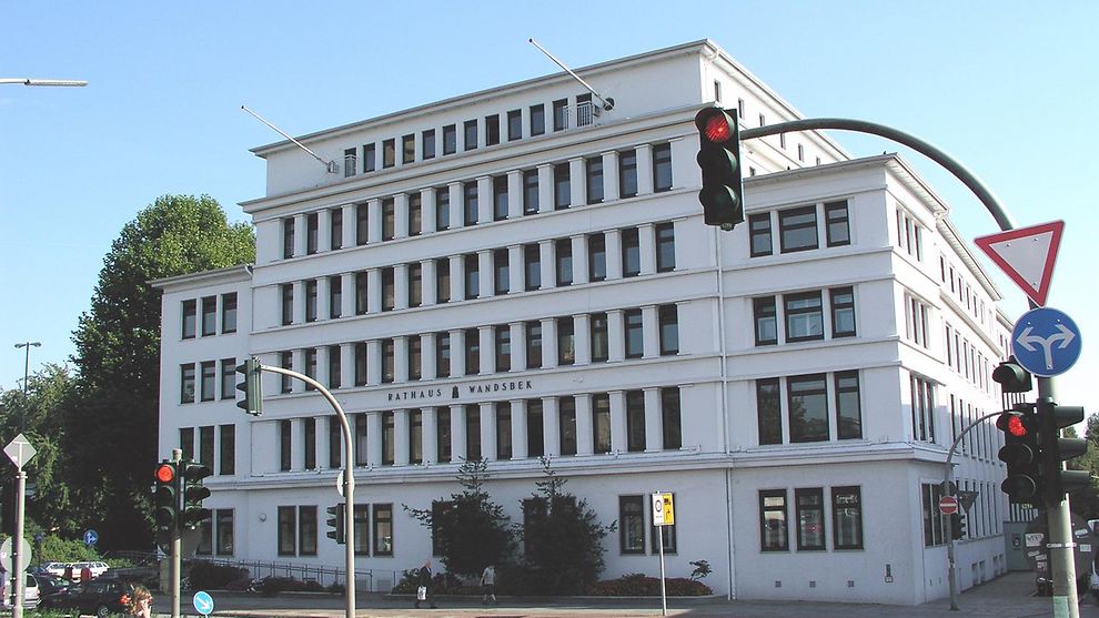  Dienstgebäude: Bezirksamt Wandsbek - Schloßstraße 60