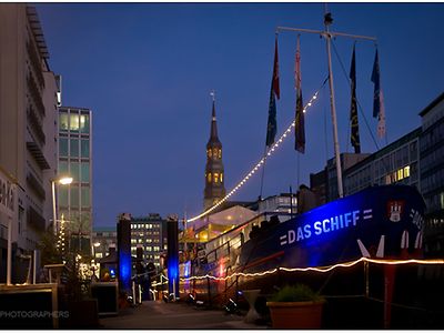  Außenansicht Theaterschiff Hamburg mit blauer Beleuchtung