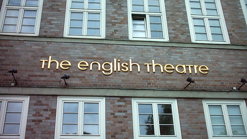 Die gemauerte Außenwand des English Theatre, mit dem Namen des Theaters in Gold.