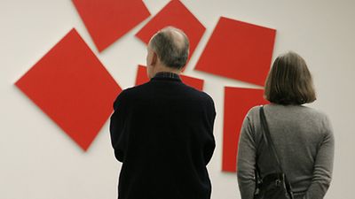  Zwei Menschen vor Kunstwerk