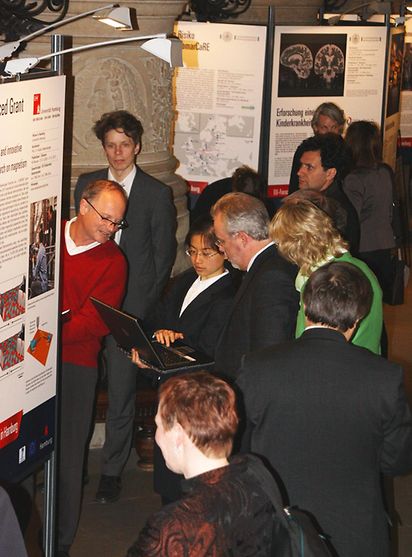 Eröffnung der Ausstellung "Europäische Spitzenforschung" im Foyer des Rathaus