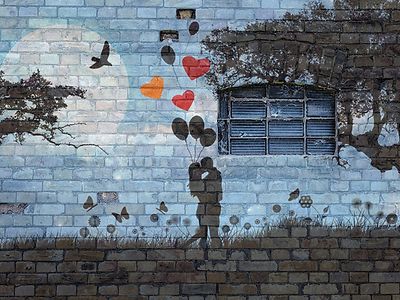  Graffiti mit Liebespaar an Hauswand