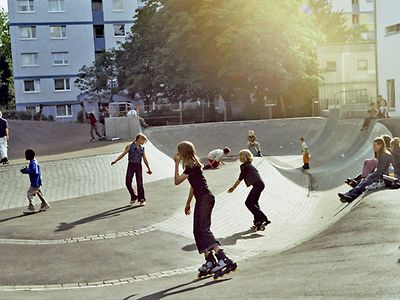  Skateranlage, Finnmarkring - Jugendliche auf einer Skateranlage