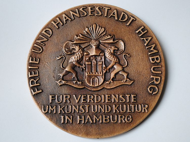  Die Medaille mit der Aufschrift: Für Verdienste um Kunst und Kultur in Hamburg
