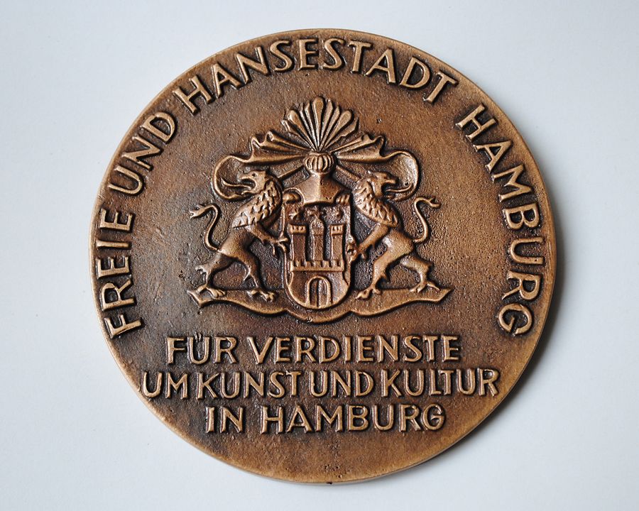 Die Medaille mit der Aufschrift: Für Verdienste um Kunst und Kultur in Hamburg