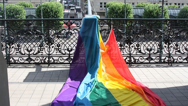  Regenbogenflagge liegt bereit auf dem Rathausbalkon