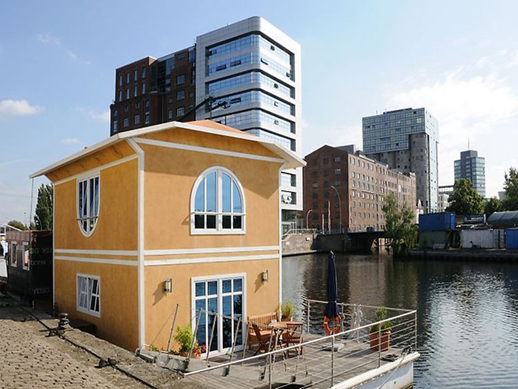  Wohngebäude unterschiedlicher Höhe am Wasser in Harburg