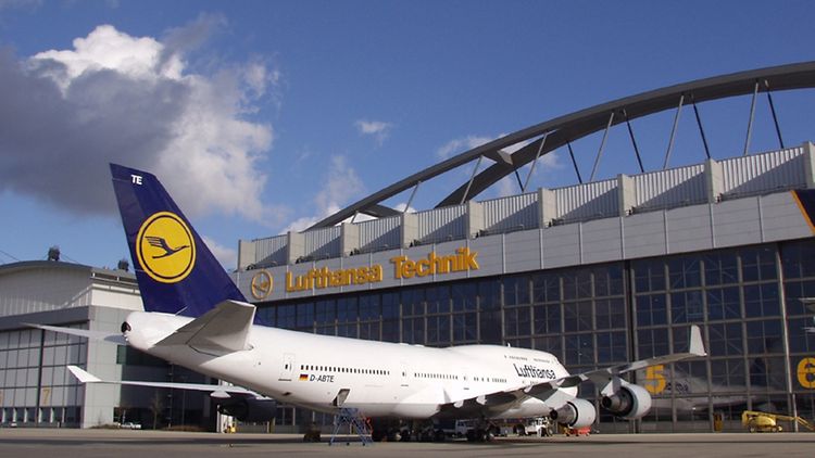  Ein Flugzeug der Lufthansa vor einem Hangar von Lufthansa Technik