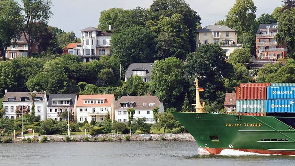  Wohnung in Altona: Blick von der Elbe auf das altonaer Ufer mit Ein- und Mehrfamilienhäusern.