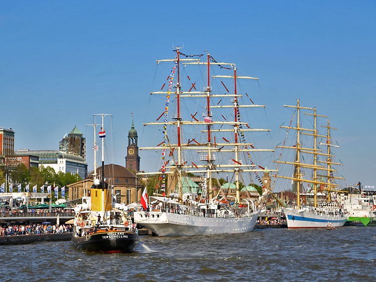  Segelschiffe beim Hamburger Hafengeburtstag