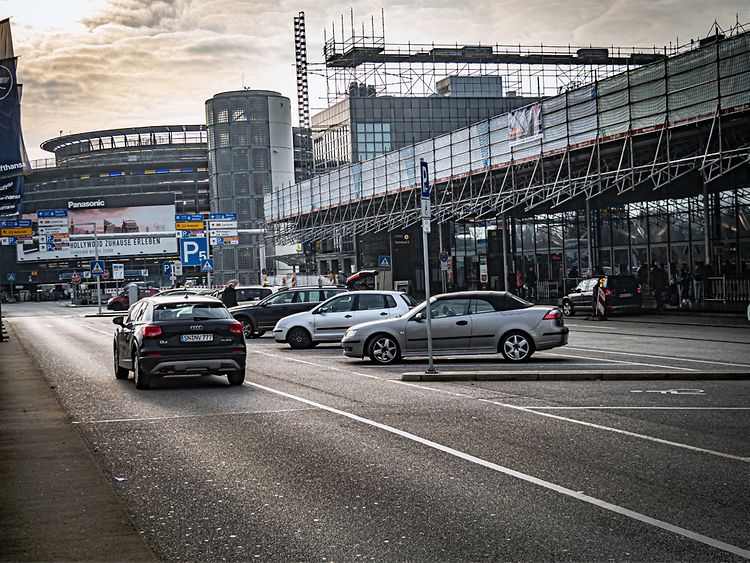  Autos und Parkhaus vor dem Helmut Schmidt Flughafen Hamburg