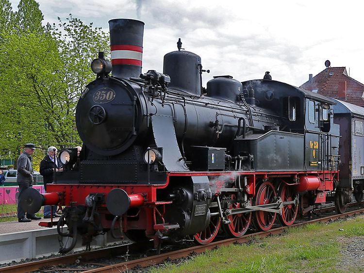  Eine schwarze Lokomotive, die Geesthachter Eisenbahn "Karoline"