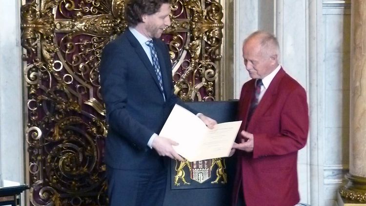  Staatsrat Dr. Nikolas Hill überreciht das Bundesverdienstkreuz an Joachim Grabbe