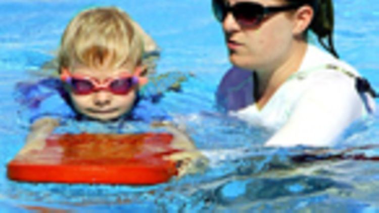 Ein Kind lernt schwimmen