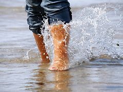  Ostseetherme Füße im Wasser
