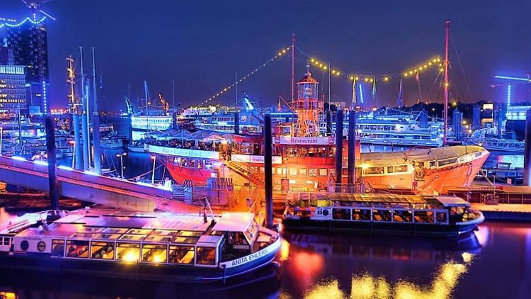 Blau beleuchtete Schiffe im Hamburger Hafen