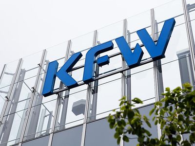  Das neue Logo am KfW-Haupthaus in Frankfurt