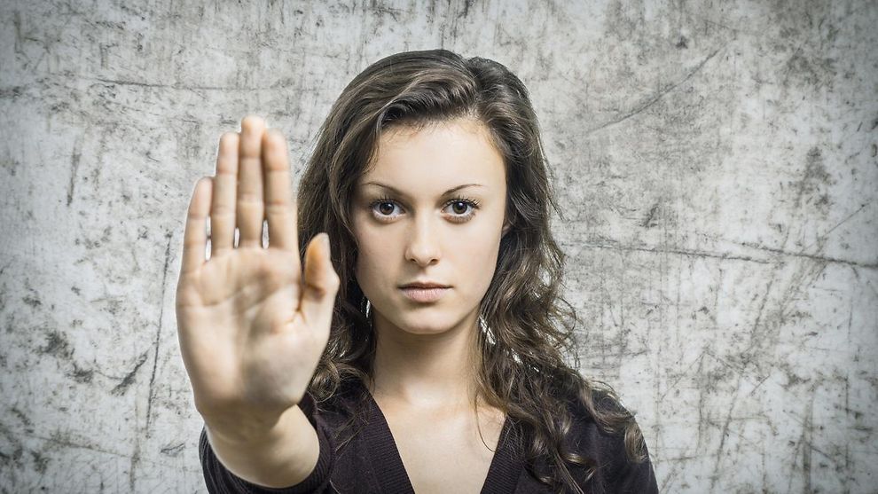 Eine Frau signalisiert mit ihrer Hand "Stopp!"