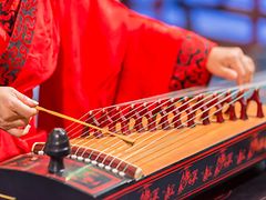  Chinesisches Saiten-Instrument