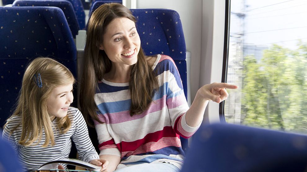  Mutter und Kind im Zug
