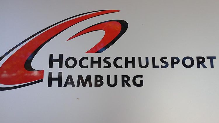 Schild Hochschulsport Hamburg an der Geschäftsstelle Sportpark Rothenbaum.