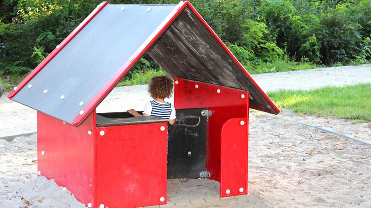  Mein kleines rotes Haus - Kind im Spiel-Haus auf dem Spielplatz